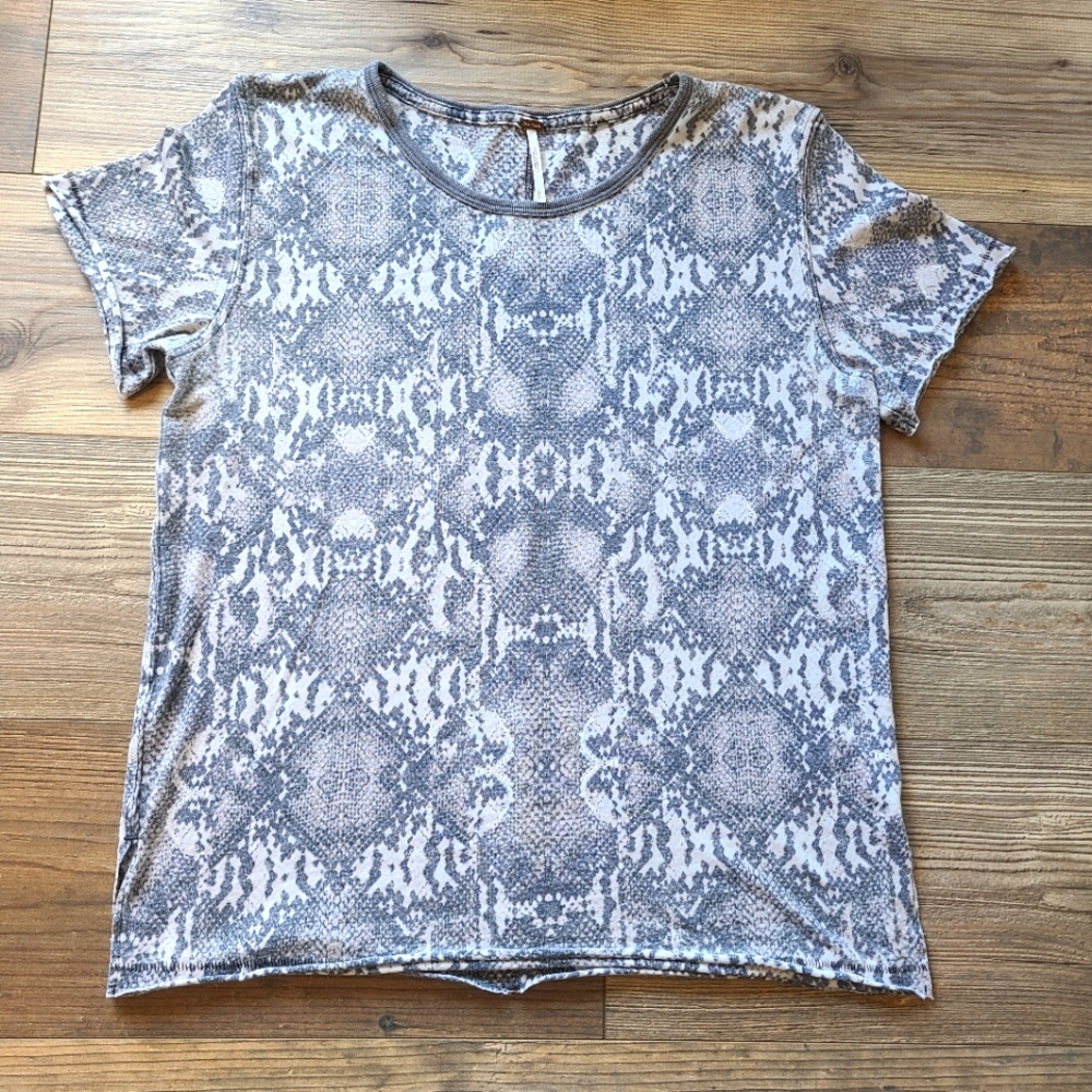Free People Short Sleeve Tee in Gray Snake-Print